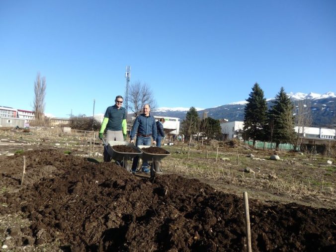 Florian und Roberto beim Komposterde radeln